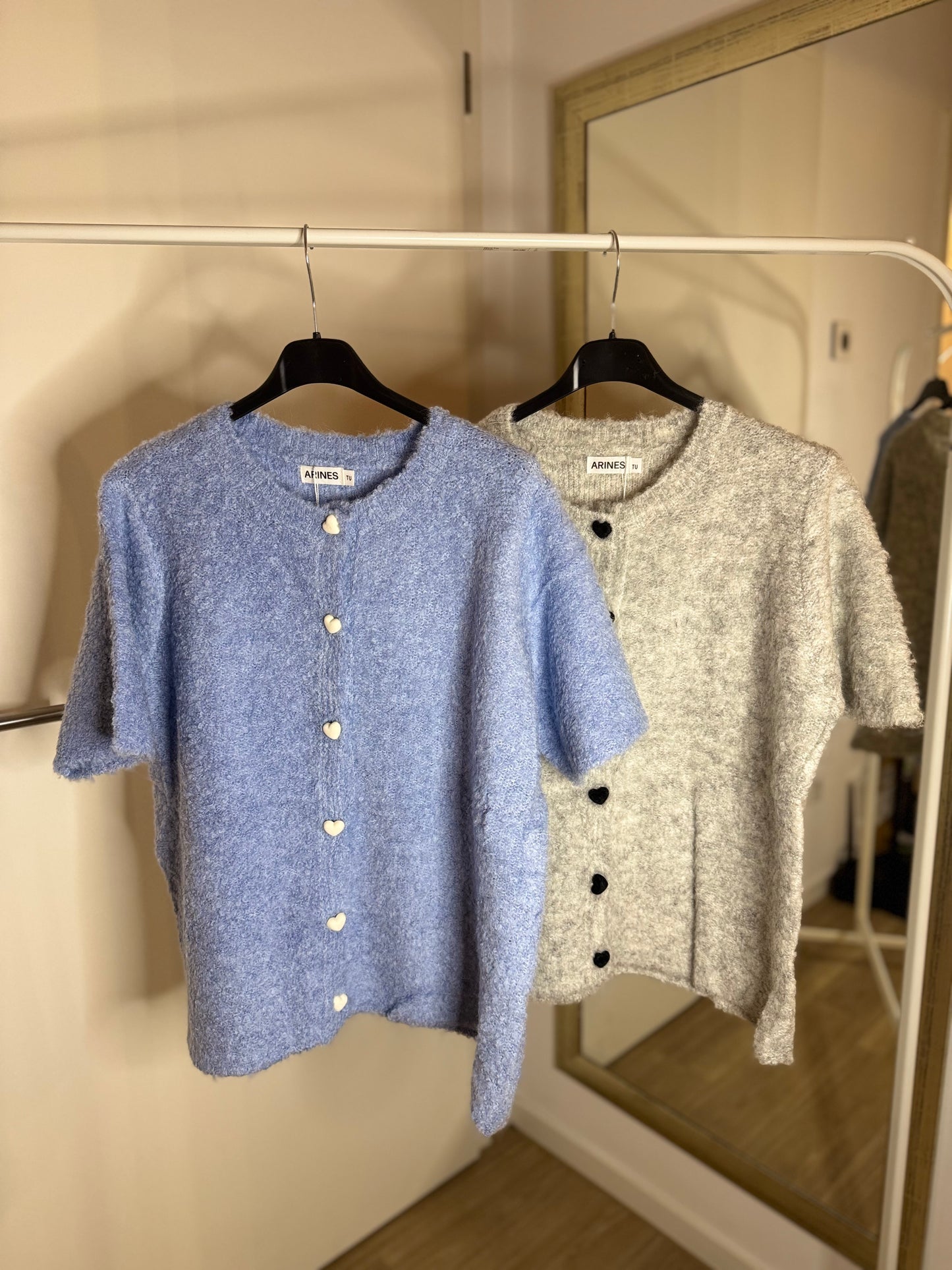 Cardigan mit herzförmigen Knöpfen - grau