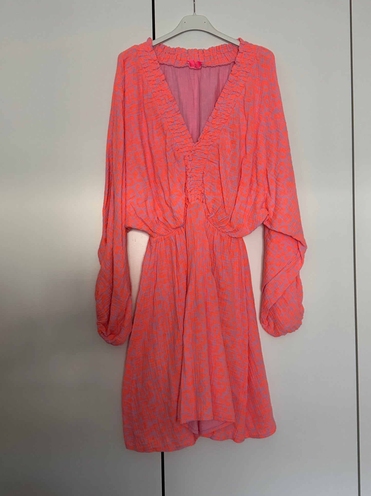 Musselin Kleid Leo Neon Orange mit langen Ärmeln