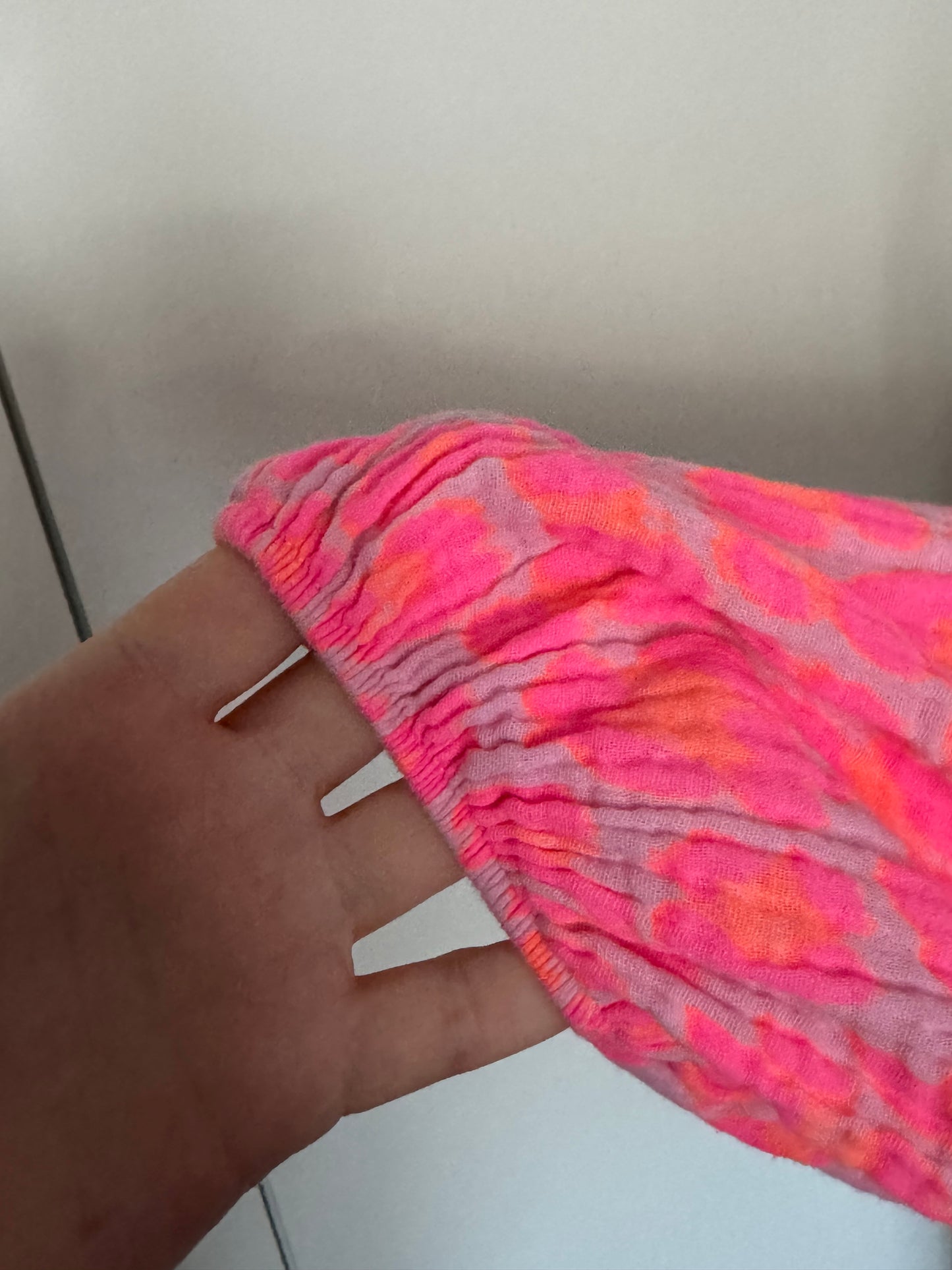 Musselin Kleid Leo Neon Pink mit langen Ärmeln