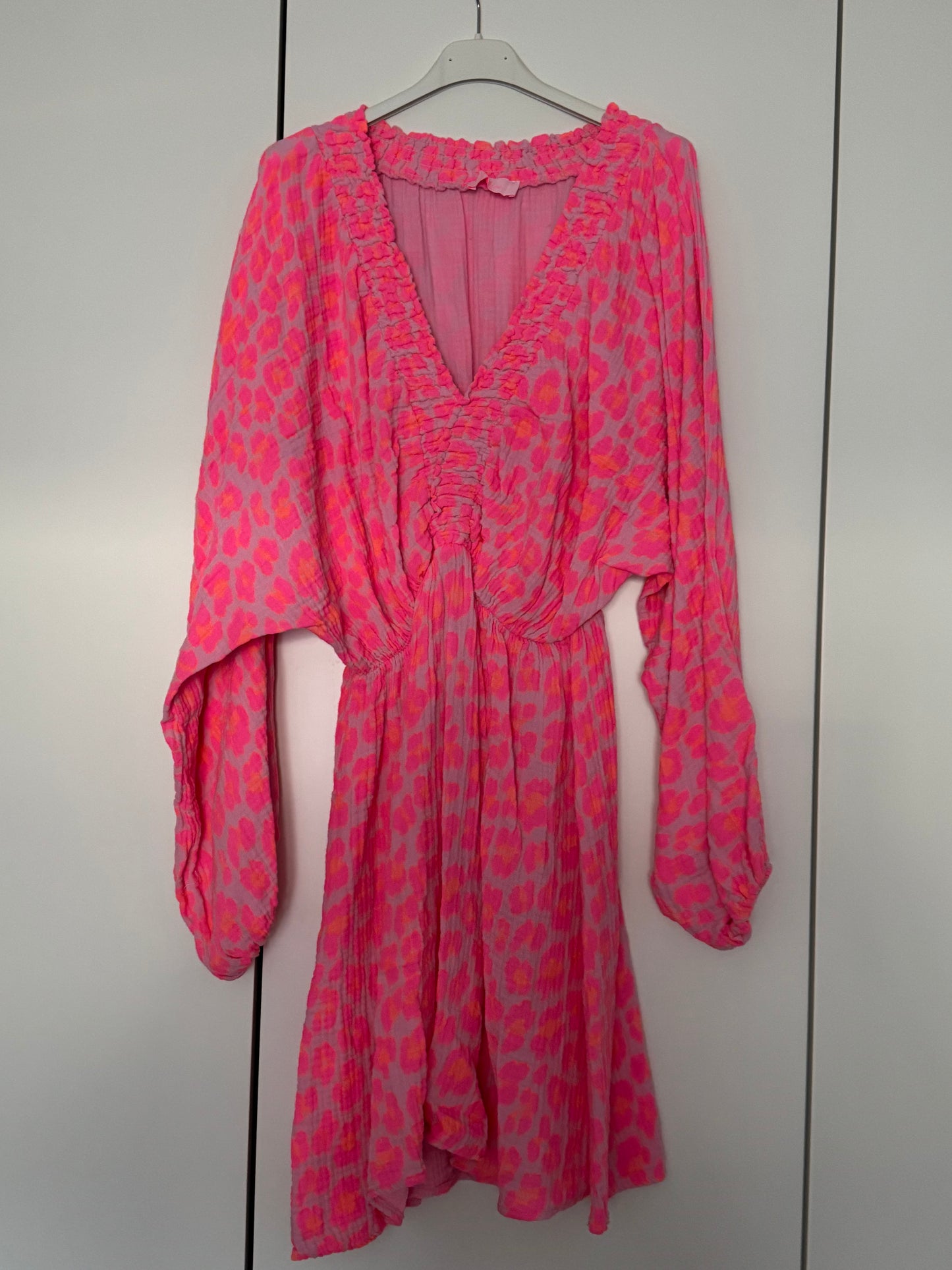 Musselin Kleid Leo Neon Pink mit langen Ärmeln