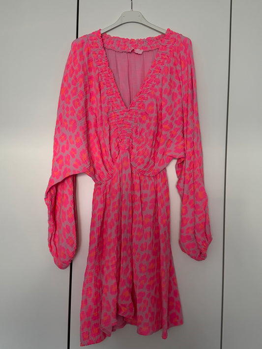 Musselin Kleid Leo Neon Pink mit langen Ärmeln